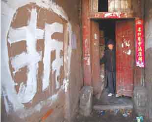 Hutong-Bewohner im Süden Beijings beschweren sich, dass ihre alten Häuser abgerissen werden sollen, aber die Kompensation vom Bauunternehmen nicht für sie ausreiche, um eine neue Wohnung zu kaufen.