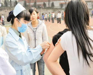 Das chinesische Gesundheitsministerium hat am Donnerstag versprochen, alle zu bestrafen, welche H1N1-Fälle nicht melden. Damit antwortete es auf Vorwürfe eines Experten, der an der offiziellen Zahl der Schweinegrippeopfer in China zweifelt.