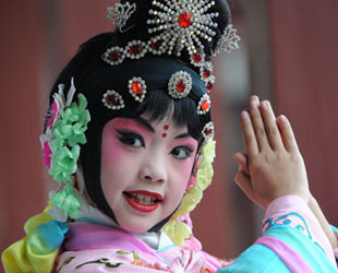 Die neunjährige Liu Chenyan ist Hobby-Darstellerin der Pekingoper und ein Star in ihrer Schule, der Grundschule Chengxianjie in Nanjing. Das Gesang- und Tanztalent wurde für die Hauptrolle des Stücks 'Die Himmelsgöttin vertreut Blumen' von der Pekingoper-Gruppe der Schule ausgewählt.