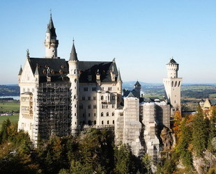 Schloss Neuschwanstein, der berühmteste Palast des Königs Ludwig II. von Bayern, der in der Nähe von Schloss Hohenschwangau aufgewachsen ist, besteht aus einem Torhaus, einem Turm, dem Ritterhaus mit einem quadratischen Turm und einem Palas, oder Zitadelle, mit zwei Türmen am westlichen Ende.