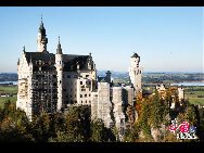 Schloss Neuschwanstein, der berühmteste Palast des Königs Ludwig II. von Bayern, der in der Nähe von Schloss Hohenschwangau aufgewachsen ist, besteht aus einem Torhaus, einem Turm, dem Ritterhaus mit einem quadratischen Turm und einem Palas, oder Zitadelle, mit zwei Türmen am westlichen Ende. [Foto von Zhao Na]