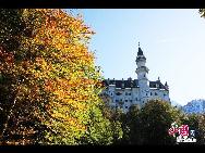 Schloss Neuschwanstein, der berühmteste Palast des Königs Ludwig II. von Bayern, der in der Nähe von Schloss Hohenschwangau aufgewachsen ist, besteht aus einem Torhaus, einem Turm, dem Ritterhaus mit einem quadratischen Turm und einem Palas, oder Zitadelle, mit zwei Türmen am westlichen Ende. [Foto von Zhao Na]