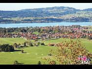 Schloss Neuschwanstein, der berühmteste Palast des Königs Ludwig II. von Bayern, der in der Nähe von Schloss Hohenschwangau aufgewachsen ist, besteht aus einem Torhaus, einem Turm, dem Ritterhaus mit einem quadratischen Turm und einem Palas, oder Zitadelle, mit zwei Türmen am westlichen Ende. [Foto von Zhao Na]