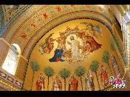 Schloss Neuschwanstein, der berühmteste Palast des Königs Ludwig II. von Bayern, der in der Nähe von Schloss Hohenschwangau aufgewachsen ist, besteht aus einem Torhaus, einem Turm, dem Ritterhaus mit einem quadratischen Turm und einem Palas, oder Zitadelle, mit zwei Türmen am westlichen Ende. [Foto von Zhao Na]