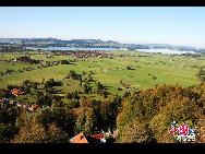Schloss Neuschwanstein, der berühmteste Palast des Königs Ludwig II. von Bayern, der in der Nähe von Schloss Hohenschwangau aufgewachsen ist, besteht aus einem Torhaus, einem Turm, dem Ritterhaus mit einem quadratischen Turm und einem Palas, oder Zitadelle, mit zwei Türmen am westlichen Ende. [Foto von Zhao Na]