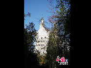 Schloss Neuschwanstein, der berühmteste Palast des Königs Ludwig II. von Bayern, der in der Nähe von Schloss Hohenschwangau aufgewachsen ist, besteht aus einem Torhaus, einem Turm, dem Ritterhaus mit einem quadratischen Turm und einem Palas, oder Zitadelle, mit zwei Türmen am westlichen Ende. [Foto von Zhao Na]