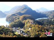 Schloss Neuschwanstein, der berühmteste Palast des Königs Ludwig II. von Bayern, der in der Nähe von Schloss Hohenschwangau aufgewachsen ist, besteht aus einem Torhaus, einem Turm, dem Ritterhaus mit einem quadratischen Turm und einem Palas, oder Zitadelle, mit zwei Türmen am westlichen Ende. [Foto von Zhao Na]