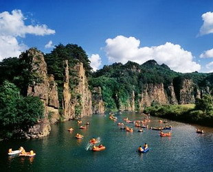 Wu Nv Shan bedeutet 'Berg der fünf Frauen'. Der Berg, der eine große historische und kulturelle Bedeutung hat, befindet sich im Dorf Liujiagou im Nordosten des Huanren-Kreises in der Provinz Liaoning.