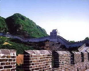 Die Große Mauer Hushan in Dandong wurde während der Ming-Dynastie gebaut und liegt im Autonomen Bezirk Kuandian Manchu, rund 40 Kilometer von der Stadt Dandong entfernt. Südlich der Mauer fließt der Fluss Yalu, westlich davon der Yuan.