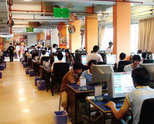 Eine Studie mit chinesischen Mittelstufenschülern über Internet-Bekanntschaften hat alarmierende Statistiken zutage gebracht. Negative Effekte fürs Lernen und starke Beeinflussung bis hin zur Abhängigkeit vom Chatten sind unter den Ergebnissen der Umfrage.