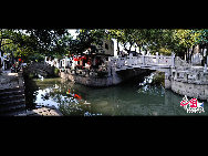 Tongli ist eine alte Wasserstadt in der ostchinesischen Provinz Jiangsu. Die Anfahrt von Suzhou aus dauert nicht lange, und schon ist man in Tongli, wo man in die Vergangenheit zurückversetzt wird. Das Städtchen ist in ganz China berühmt für seine vielen Flüsse und Kanäle, historischen Brücken und schönen Wohnhöfe. Es gibt 49 Steinbrücken und viele Gärten und Tempel in Tongli. Wegen der Landschaft sind fast alle Gebäude am Wasser gebaut.
