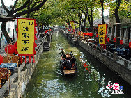 Tongli ist eine alte Wasserstadt in der ostchinesischen Provinz Jiangsu. Die Anfahrt von Suzhou aus dauert nicht lange, und schon ist man in Tongli, wo man in die Vergangenheit zurückversetzt wird. Das Städtchen ist in ganz China berühmt für seine vielen Flüsse und Kanäle, historischen Brücken und schönen Wohnhöfe. Es gibt 49 Steinbrücken und viele Gärten und Tempel in Tongli. Wegen der Landschaft sind fast alle Gebäude am Wasser gebaut.
