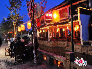 Tongli ist eine alte Wasserstadt in der ostchinesischen Provinz Jiangsu. Die Anfahrt von Suzhou aus dauert nicht lange, und schon ist man in Tongli, wo man in die Vergangenheit zurückversetzt wird. Das Städtchen ist in ganz China berühmt für seine vielen Flüsse und Kanäle, historischen Brücken und schönen Wohnhöfe. Es gibt 49 Steinbrücken und viele Gärten und Tempel in Tongli. Wegen der Landschaft sind fast alle Gebäude am Wasser gebaut.