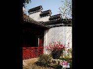 Tongli ist eine alte Wasserstadt in der ostchinesischen Provinz Jiangsu. Die Anfahrt von Suzhou aus dauert nicht lange, und schon ist man in Tongli, wo man in die Vergangenheit zurückversetzt wird. Das Städtchen ist in ganz China berühmt für seine vielen Flüsse und Kanäle, historischen Brücken und schönen Wohnhöfe. Es gibt 49 Steinbrücken und viele Gärten und Tempel in Tongli. Wegen der Landschaft sind fast alle Gebäude am Wasser gebaut.