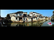 Tongli ist eine alte Wasserstadt in der ostchinesischen Provinz Jiangsu. Die Anfahrt von Suzhou aus dauert nicht lange, und schon ist man in Tongli, wo man in die Vergangenheit zurückversetzt wird. Das Städtchen ist in ganz China berühmt für seine vielen Flüsse und Kanäle, historischen Brücken und schönen Wohnhöfe. Es gibt 49 Steinbrücken und viele Gärten und Tempel in Tongli. Wegen der Landschaft sind fast alle Gebäude am Wasser gebaut.