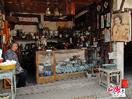 Tongli ist eine alte Wasserstadt in der ostchinesischen Provinz Jiangsu. Die Anfahrt von Suzhou aus dauert nicht lange, und schon ist man in Tongli, wo man in die Vergangenheit zurückversetzt wird. Das Städtchen ist in ganz China berühmt für seine vielen Flüsse und Kanäle, historischen Brücken und schönen Wohnhöfe. Es gibt 49 Steinbrücken und viele Gärten und Tempel in Tongli. Wegen der Landschaft sind fast alle Gebäude am Wasser gebaut.