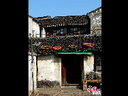 Tongli ist eine alte Wasserstadt in der ostchinesischen Provinz Jiangsu. Die Anfahrt von Suzhou aus dauert nicht lange, und schon ist man in Tongli, wo man in die Vergangenheit zurückversetzt wird. Das Städtchen ist in ganz China berühmt für seine vielen Flüsse und Kanäle, historischen Brücken und schönen Wohnhöfe. Es gibt 49 Steinbrücken und viele Gärten und Tempel in Tongli. Wegen der Landschaft sind fast alle Gebäude am Wasser gebaut.