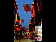 Tongli ist eine alte Wasserstadt in der ostchinesischen Provinz Jiangsu. Die Anfahrt von Suzhou aus dauert nicht lange, und schon ist man in Tongli, wo man in die Vergangenheit zurückversetzt wird. Das Städtchen ist in ganz China berühmt für seine vielen Flüsse und Kanäle, historischen Brücken und schönen Wohnhöfe. Es gibt 49 Steinbrücken und viele Gärten und Tempel in Tongli. Wegen der Landschaft sind fast alle Gebäude am Wasser gebaut.