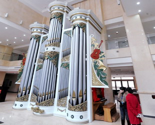 Junge Studenten spielen eine riesige Pfeifenorgel im Shenyang Konservatorium der Musik in der nordostchinesischen Provinz Liaoning am 24. November 2009. Die frisch installierte Orgel, die 9 Meter hoch ist und etwa sieben Tonnen wiegt, besitzt rund 2000 Pfeifen, darunter 60 Holz- und 1900 Metallpfeifen.