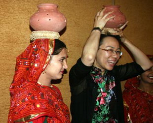 Während einer Party in Ahmadabad, Indien, lernen chinesische Jugendliche den traditionellen indischen Tanz.