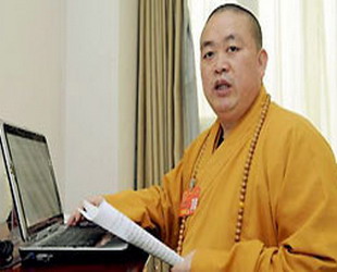 Der Abt des Shaolin Tempels in der zentralchinesischen Provinz Henan wehrte sich gegen Kritik an seinem 'materialistischen Lebensstil'. Die Mönche und er erhielten nur eine monatliche Beihilfe von weniger als 200 Yuan, sagte er.
