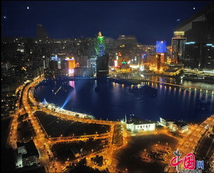 Für jeden Macao-Besucher ist es unvermeidlich, einen Stadtrundgang bei Nacht zu machen. Mit ihren zahlreichen Gebäuden im europäischen Stil erstrahlt die Stadt abends im Neonlicht.