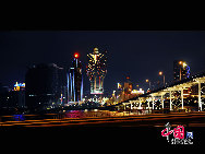 Für jeden Macao-Besucher ist es unvermeidlich, einen Stadtrundgang bei Nacht zu machen. Mit ihren zahlreichen Gebäuden im europäischen Stil erstrahlt die Stadt abends im Neonlicht. Wenn man den sogenannten 'Macau Tower', das höchste Gebäude in der Nacht, ersteigt, kann man einen weiten Blick über die pulsierende Stadt genießen.