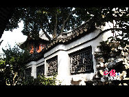 Der Garten Yu ist einer der bekanntesten Gärten in China und nationales Kulturgut. Er befindet sich im Zentrum der Altstadt in Shanghai in der Nähe des Chenghuangmiao (Tempel des Stadtgottes). Der Garten Yuyuan wurde im Jahr 1559 gebaut und 1577 erweitert. Die verschiedenen Gartenabschnitte sind mit gerundeten weißen Mauern voneinander getrennt, auf denen Drachen sitzen. Der Garten ist mit Felsen geschmückt. [Zhao Na]