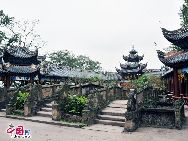 Der Kreis Fengdu gehört zur regierungsunmittelbaren Stadt Chongqing. Es gibt 75 buddhistische und taoistische Tempel in Fengdu, von denen sich die meisten auf dem berühmten Ming-Berg befinden. Fengdu ist die einzige Geisterstadt in China. Die Tempel sind mit ihren vielen Statuen über den ganzen Berg verteilt. [Jia Yunlong]