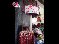 Macao liegt an der Westseite des Perlflussdeltas und grenzt im Norden an die Provinz Guangdong, und im Süden und Osten an das Südchinesische Meer an. Das Territorium hat aufstrebende Industrien wie die Textil-, Elektro- und Spielzeugindustrie, und außerdem eine gut laufende Tourismusindustrie. Dies macht die Stadt zu einer der reichsten auf der Welt. [Foto von Liu Guoxing]