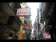 Macao liegt an der Westseite des Perlflussdeltas und grenzt im Norden an die Provinz Guangdong, und im Süden und Osten an das Südchinesische Meer an. Das Territorium hat aufstrebende Industrien wie die Textil-, Elektro- und Spielzeugindustrie, und außerdem eine gut laufende Tourismusindustrie. Dies macht die Stadt zu einer der reichsten auf der Welt. [Foto von Liu Guoxing]