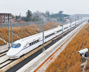 Am Samstag ist die Hochgeschwindigkeitseisenbahn zwischen der zentralchinesischen Stadt Wuhan und dem südchinesischen Guangzhou offiziell in Betrieb genommen. Die höchste Geschwindigkeit beträgt rund 350 Kilometer pro Stunde.