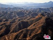 Jinshanling ist ein Abschnitt der Chinesischen Großen Mauer in der Berggegend des Kreises Luanping 125 Kilometer nordöstlich von Beijing. Er beginnt am Wangjinglou Tower im Osten und endet in Longyukou im Westen, und ist damit rund zehn Kilometer lang. Der Eintritt kostet 40 RMB, umgerechnet rund 4 Euro. Eine Seilbahn trägt die Besucher zum höchsten Punkt der Mauer. [Foto von Jia Yunlong]