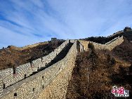 Jinshanling ist ein Abschnitt der Chinesischen Großen Mauer in der Berggegend des Kreises Luanping 125 Kilometer nordöstlich von Beijing. Er beginnt am Wangjinglou Tower im Osten und endet in Longyukou im Westen, und ist damit rund zehn Kilometer lang. Der Eintritt kostet 40 RMB, umgerechnet rund 4 Euro. Eine Seilbahn trägt die Besucher zum höchsten Punkt der Mauer. [Foto von Jia Yunlong]
