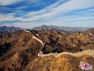 Jinshanling ist ein Abschnitt der Chinesischen Großen Mauer in der Berggegend des Kreises Luanping 125 Kilometer nordöstlich von Beijing. Er beginnt am Wangjinglou Tower im Osten und endet in Longyukou im Westen, und ist damit rund zehn Kilometer lang. Der Eintritt kostet 40 RMB, umgerechnet rund 4 Euro. Eine Seilbahn trägt die Besucher zum höchsten Punkt der Mauer. [Foto von Jia Yunlong]