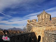 Jinshanling ist ein Abschnitt der Chinesischen Großen Mauer in der Berggegend des Kreises Luanping 125 Kilometer nordöstlich von Beijing. Er beginnt am Wangjinglou Tower im Osten und endet in Longyukou im Westen, und ist damit rund zehn Kilometer lang. Der Eintritt kostet 40 RMB, umgerechnet rund 4 Euro. Eine Seilbahn trägt die Besucher zum höchsten Punkt der Mauer. [Foto von Jia Yunlong]