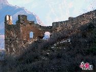 Jinshanling ist ein Abschnitt der Chinesischen Großen Mauer in der Berggegend des Kreises Luanping 125 Kilometer nordöstlich von Beijing. Er beginnt am Wangjinglou Tower im Osten und endet in Longyukou im Westen, und ist damit rund zehn Kilometer lang. Der Eintritt kostet 40 RMB, umgerechnet rund 4 Euro. Eine Seilbahn trägt die Besucher zum höchsten Punkt der Mauer. [Foto von Jia Yunlong]