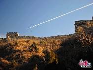 Jinshanling ist ein Abschnitt der Chinesischen Großen Mauer in der Berggegend des Kreises Luanping 125 Kilometer nordöstlich von Beijing. Er beginnt am Wangjinglou Tower im Osten und endet in Longyukou im Westen, und ist damit rund zehn Kilometer lang. Der Eintritt kostet 40 RMB, umgerechnet rund 4 Euro. Eine Seilbahn trägt die Besucher zum höchsten Punkt der Mauer. [Foto von Jia Yunlong]