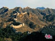 Jinshanling ist ein Abschnitt der Chinesischen Großen Mauer in der Berggegend des Kreises Luanping 125 Kilometer nordöstlich von Beijing. Er beginnt am Wangjinglou Tower im Osten und endet in Longyukou im Westen, und ist damit rund zehn Kilometer lang. Der Eintritt kostet 40 RMB, umgerechnet rund 4 Euro. Eine Seilbahn trägt die Besucher zum höchsten Punkt der Mauer. [Foto von Jia Yunlong]