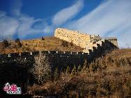 Jinshanling ist ein Abschnitt der Chinesischen Großen Mauer in der Berggegend des Kreises Luanping 125 Kilometer nordöstlich von Beijing. Er beginnt am Wangjinglou Tower im Osten und endet in Longyukou im Westen, und ist damit rund zehn Kilometer lang. Der Eintritt kostet 40 RMB, umgerechnet rund 4 Euro. Eine Seilbahn trägt die Besucher zum höchsten Punkt der Mauer. [Foto von Jia Yunlong]