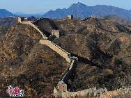 Jinshanling ist ein Abschnitt der Chinesischen Großen Mauer in der Berggegend des Kreises Luanping 125 Kilometer nordöstlich von Beijing. Er beginnt am Wangjinglou Tower im Osten und endet in Longyukou im Westen, und ist damit rund zehn Kilometer lang. Der Eintritt kostet 40 RMB, umgerechnet rund 4 Euro. Eine Seilbahn trägt die Besucher zum höchsten Punkt der Mauer. [Foto von Jia Yunlong]