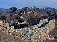 Jinshanling ist ein Abschnitt der Chinesischen Großen Mauer in der Berggegend des Kreises Luanping 125 Kilometer nordöstlich von Beijing. Er beginnt am Wangjinglou Tower im Osten und endet in Longyukou im Westen, und ist damit rund zehn Kilometer lang. Der Eintritt kostet 40 RMB, umgerechnet rund 4 Euro. Eine Seilbahn trägt die Besucher zum höchsten Punkt der Mauer. [Foto von Jia Yunlong]