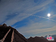 Jinshanling ist ein Abschnitt der Chinesischen Großen Mauer in der Berggegend des Kreises Luanping 125 Kilometer nordöstlich von Beijing. Er beginnt am Wangjinglou Tower im Osten und endet in Longyukou im Westen, und ist damit rund zehn Kilometer lang. Der Eintritt kostet 40 RMB, umgerechnet rund 4 Euro. Eine Seilbahn trägt die Besucher zum höchsten Punkt der Mauer. [Foto von Jia Yunlong]
