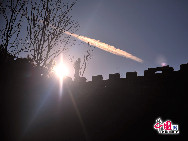 Jinshanling ist ein Abschnitt der Chinesischen Großen Mauer in der Berggegend des Kreises Luanping 125 Kilometer nordöstlich von Beijing. Er beginnt am Wangjinglou Tower im Osten und endet in Longyukou im Westen, und ist damit rund zehn Kilometer lang. Der Eintritt kostet 40 RMB, umgerechnet rund 4 Euro. Eine Seilbahn trägt die Besucher zum höchsten Punkt der Mauer. [Foto von Jia Yunlong]