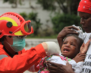 Das chinesische Notfallteam ist am frühen Donnerstag Ortszeit in Haitis Hauptstadt Port-au-Prince angekommen, um bei den Rettungsarbeiten nach einem Erdbeben zu helfen, bei dem bis zu 100.000 Menschen ums Leben gekommen sind. Acht Chinesen gelten noch als vermisst.