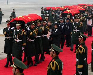 Die Chartermaschine mit den Leichen der acht während des Erdbebens in Haiti ums Leben gekommenen chinesischen Polizisten ist am Dienstagvormittag in Beijing eingetroffen.