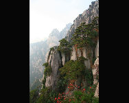 Der Berg Huangshan in der ostchinesischen Provinz Anhui ist einer der zehn bekanntesten chinesischen Landschaften. Er wurde 1990 als einer der 14 Weltnatur- und Kulturerben gelistet. Der Huangshan ist durch die vier Wunder charakterisiert, nämlich selten geformte Pinien, groteske Felsformationen, Wolkenmeere und kristallklare heiße Quellen. [China.org.cn]