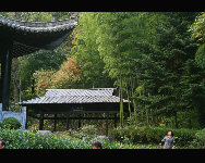 Der Berg Huangshan in der ostchinesischen Provinz Anhui ist einer der zehn bekanntesten chinesischen Landschaften. Er wurde 1990 als einer der 14 Weltnatur- und Kulturerben gelistet. Der Huangshan ist durch die vier Wunder charakterisiert, nämlich selten geformte Pinien, groteske Felsformationen, Wolkenmeere und kristallklare heiße Quellen. [China.org.cn]