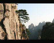 Der Berg Huangshan in der ostchinesischen Provinz Anhui ist einer der zehn bekanntesten chinesischen Landschaften. Er wurde 1990 als einer der 14 Weltnatur- und Kulturerben gelistet. Der Huangshan ist durch die vier Wunder charakterisiert, nämlich selten geformte Pinien, groteske Felsformationen, Wolkenmeere und kristallklare heiße Quellen. [China.org.cn]