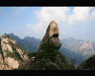 Der Berg Huangshan in der ostchinesischen Provinz Anhui ist einer der zehn bekanntesten chinesischen Landschaften. Er wurde 1990 als einer der 14 Weltnatur- und Kulturerben gelistet. Der Huangshan ist durch die vier Wunder charakterisiert, nämlich selten geformte Pinien, groteske Felsformationen, Wolkenmeere und kristallklare heiße Quellen. [China.org.cn]